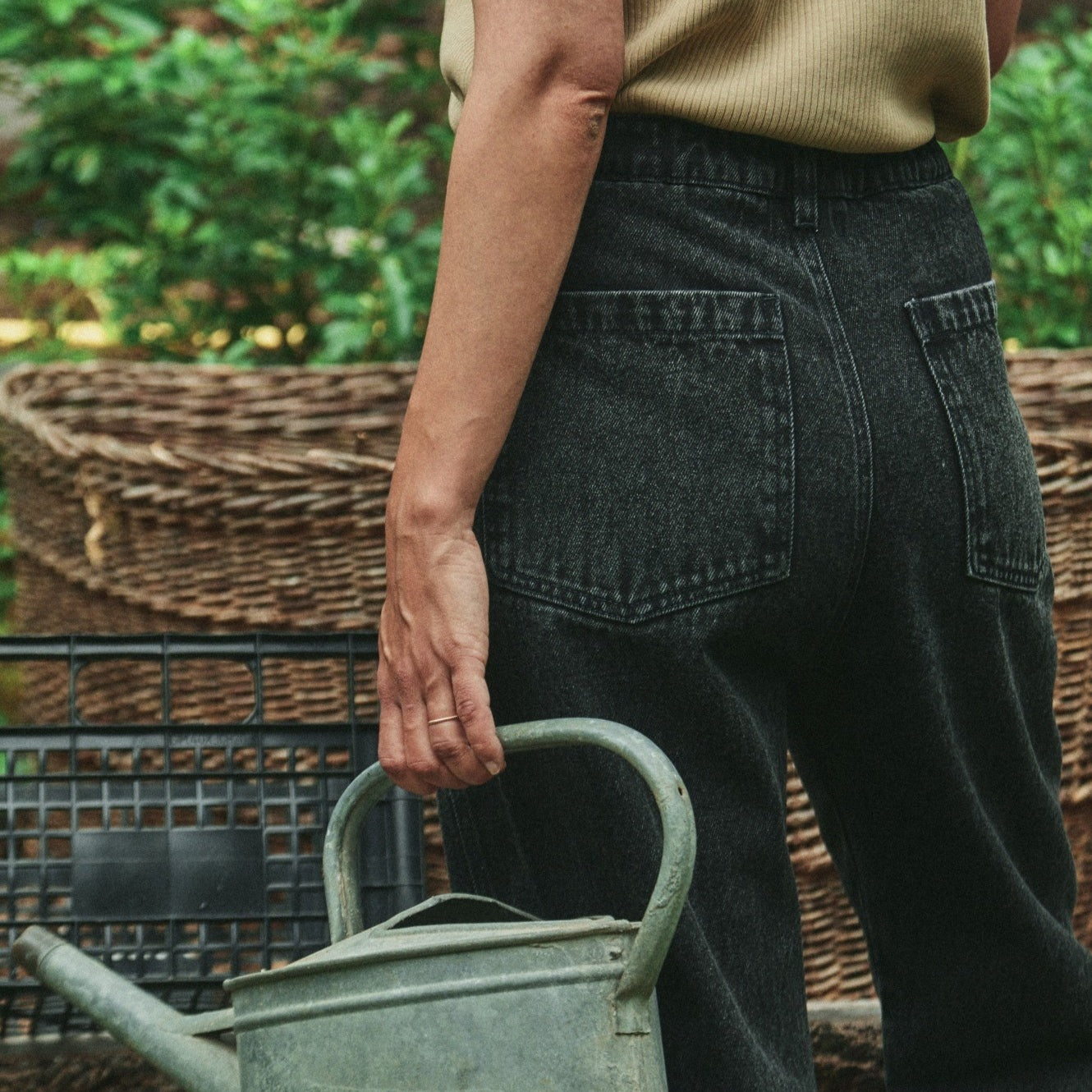 Pantalon denim femme Gentiane en coton bio – Denim noir | Poudre Organic 4