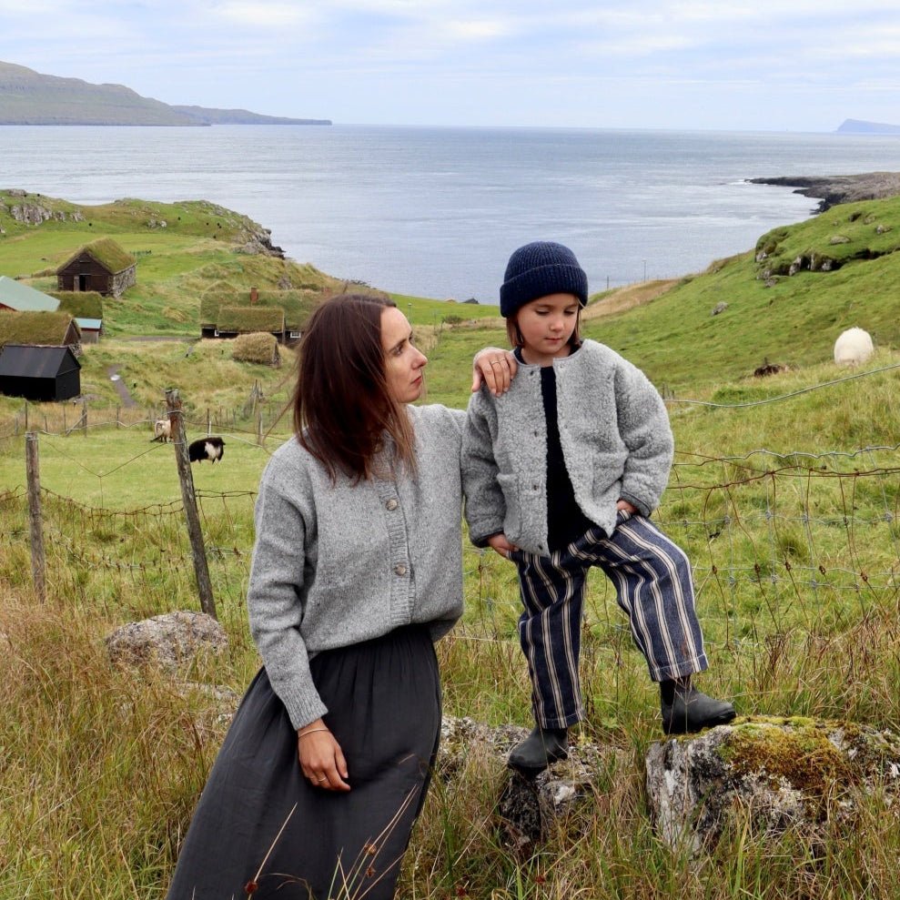 Cardigan femme Pétale en laine recyclée et fils écologiques – Speckled Grey | Poudre Organic 3