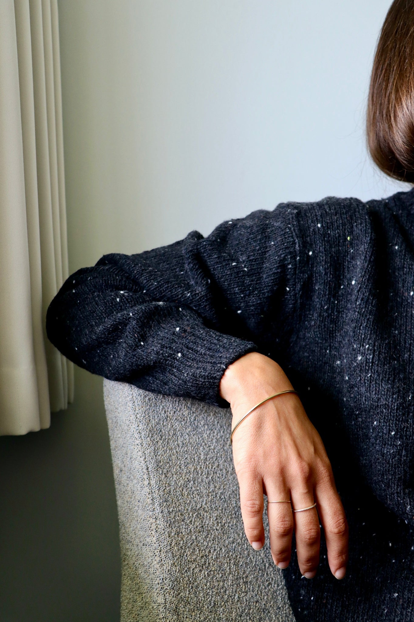 Cardigan femme Pétale en laine recyclée et fils écologiques – Speckled Black | Poudre Organic 3