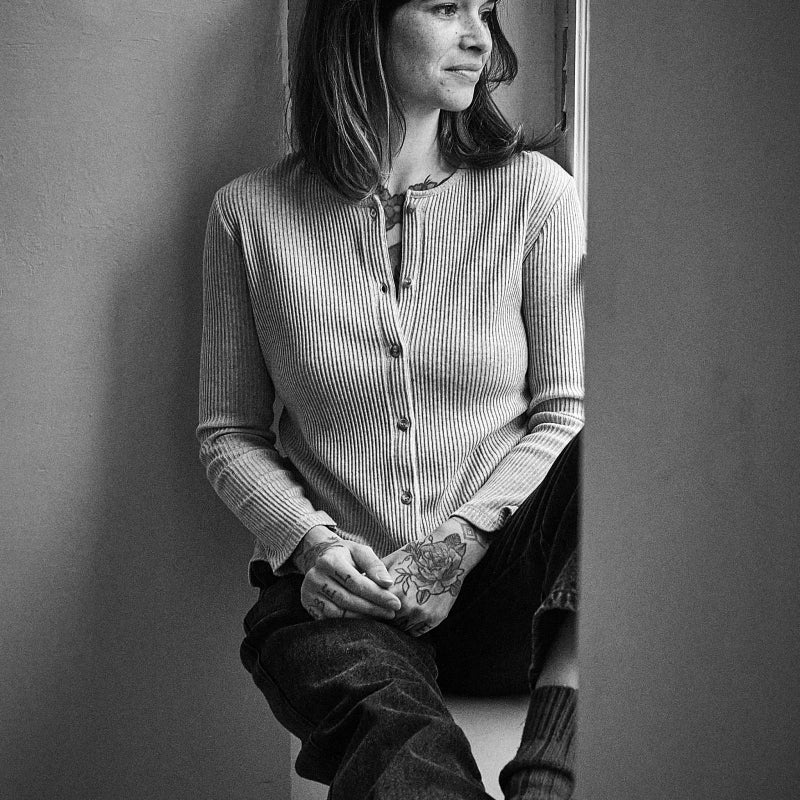 Cardigan femme Souci côtelé en coton bio – Anthracite | Poudre Organic 2