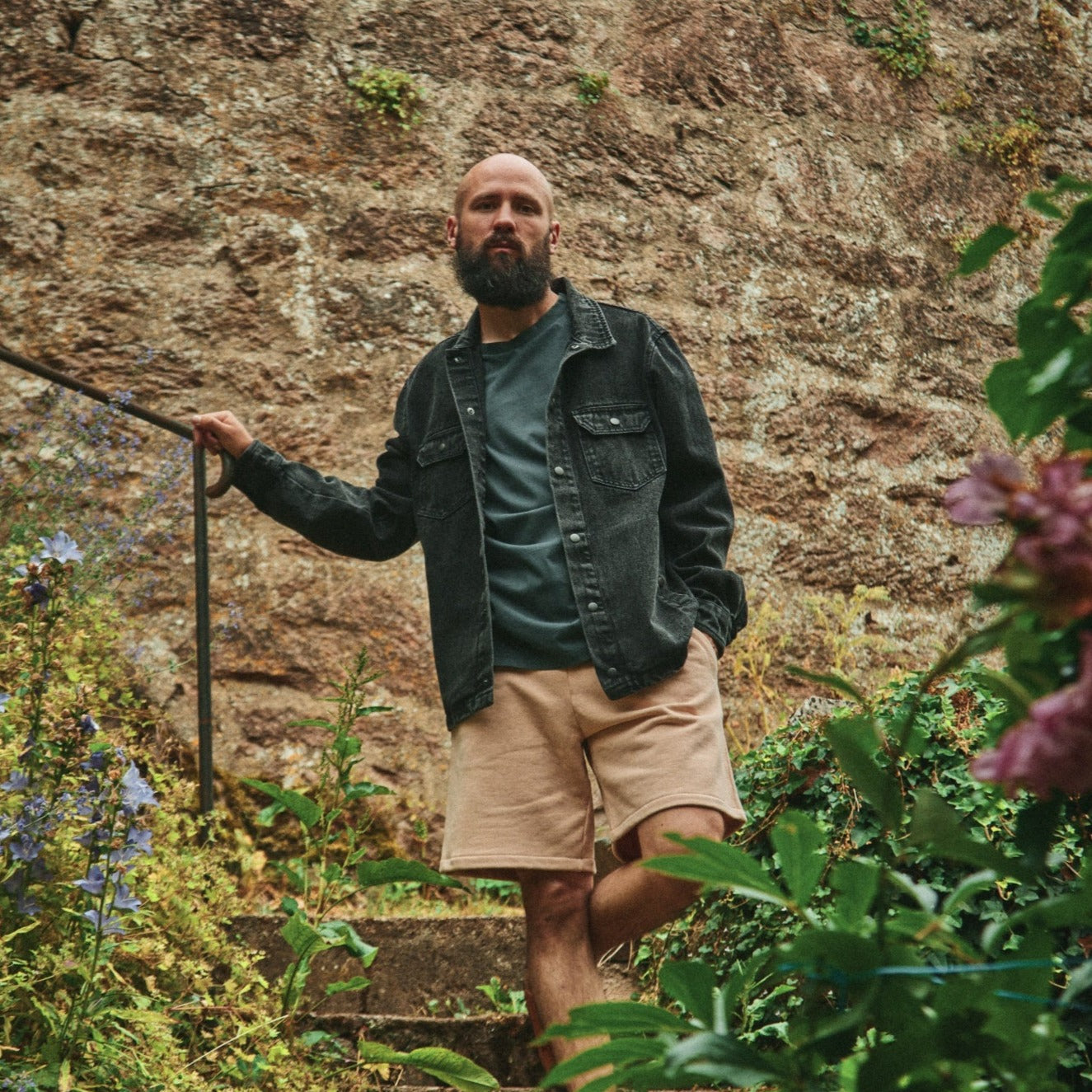 T homme Seringat manches courtes en coton bio – Pirate black | Poudre Organic 3