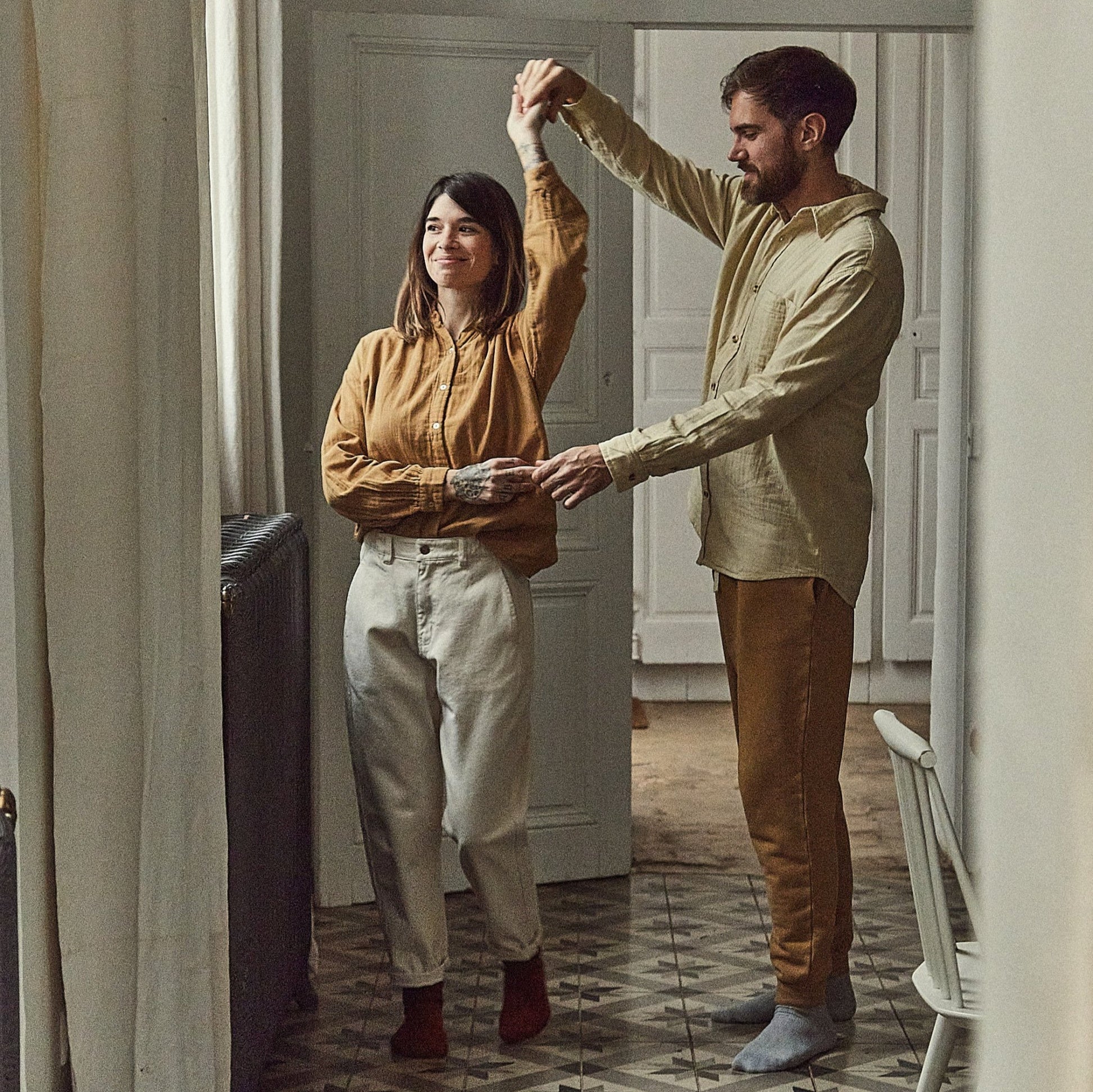 Pantalon denim adulte Carotte en coton bio – Denim noir | Poudre Organic 3