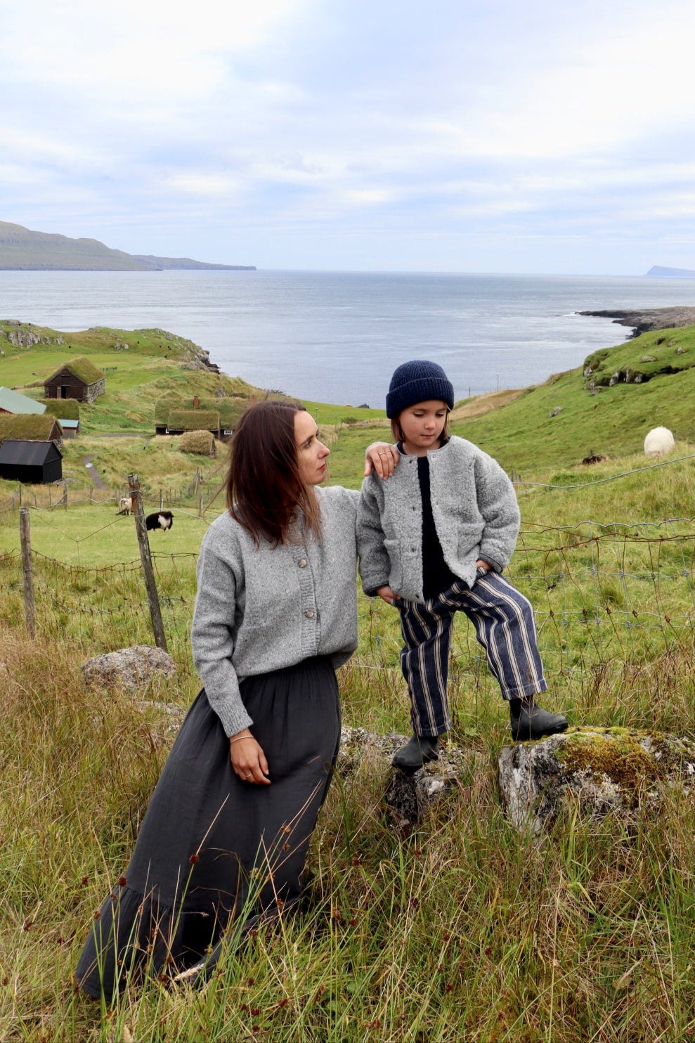 Cardigan femme Pétale en laine recyclée et fils écologiques – Speckled Grey | Poudre Organic 3