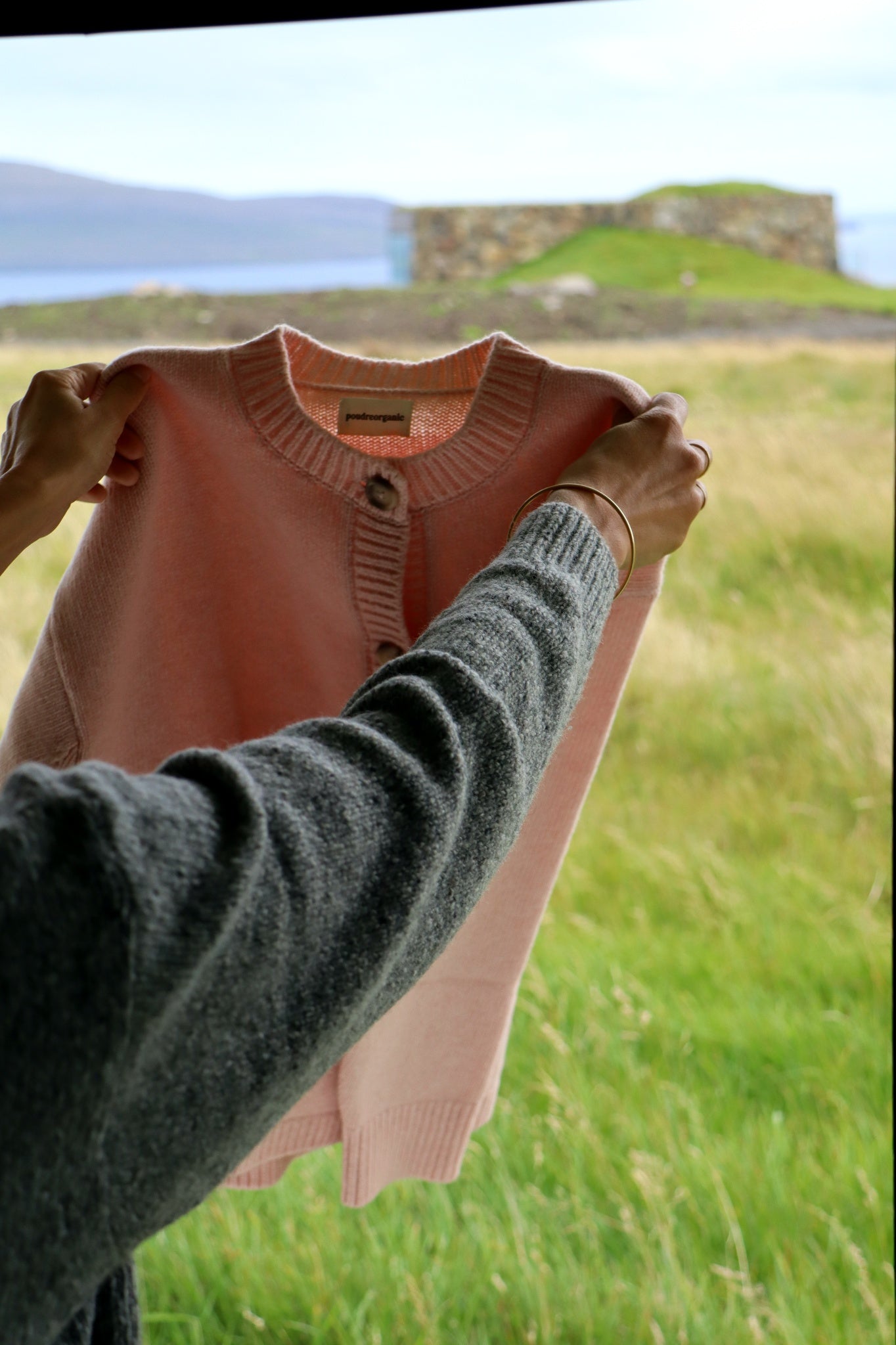 Cardigan femme Pétale en laine recyclée et fils écologiques – Soft Pink | Poudre Organic 2