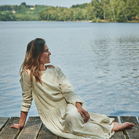 Robe Gaura [Almond Milk]